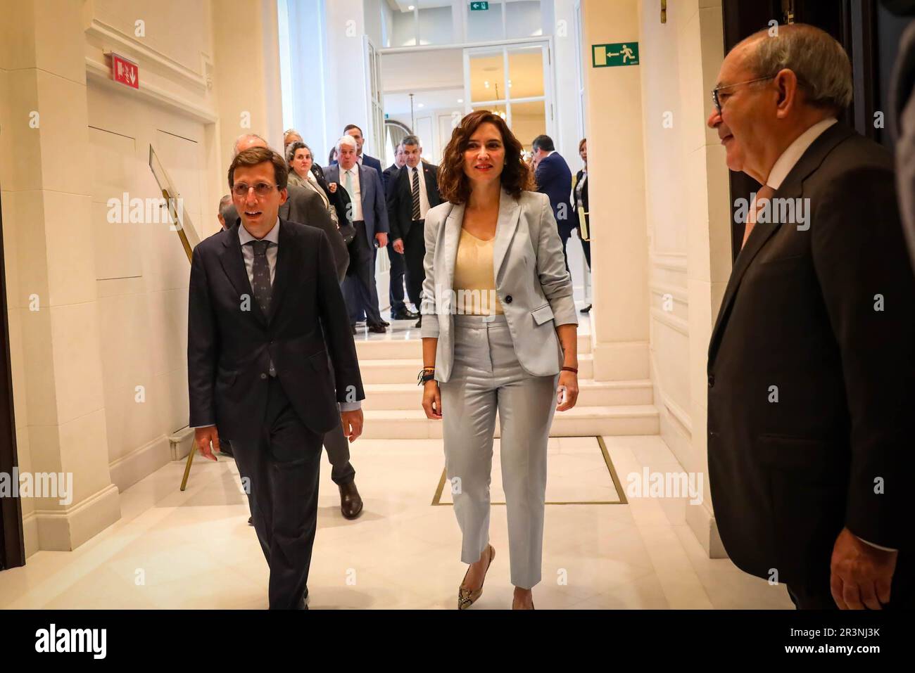 Josè Luis MartÌnez-Almeida, sindaco di Madrid e Isabel Diaz Ayuso, presidente della Comunità di Madrid, hanno visto il loro arrivo alla manifestazione. José Luis Martínez-Almeida, sindaco di Madrid e Isabel Diaz Ayuso, presidente della Comunità di Madrid, hanno partecipato questa mattina alle colazioni informative organizzate dal Nueva Economía Forum (NEF), un'organizzazione di dibattito politico ed economico leader in Spagna. Entrambi i politici saranno candidati alla rielezione da parte del Partito popolare (PP) alle elezioni regionali del 28 maggio. (Foto di David Canales/SOPA Images/Sipa USA) Foto Stock