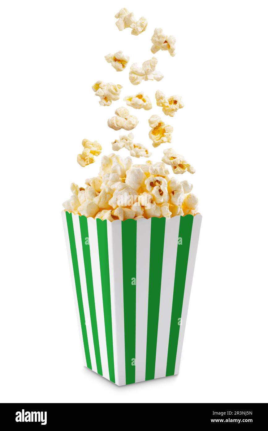 Popcorn che vola fuori dalla scatola di carta verde a strisce bianche isolato su sfondo bianco con spazio di copia. Spruzzi, levitazione di grani di popcorn. Foto Stock