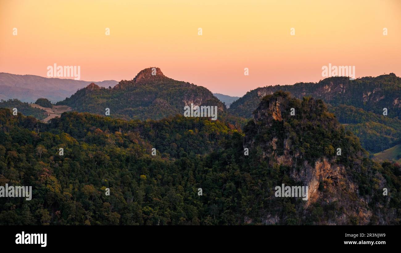 Tramonto sulle montagne del nord della Thailandia Chiang mai. bellissimo tramonto in montagna Foto Stock
