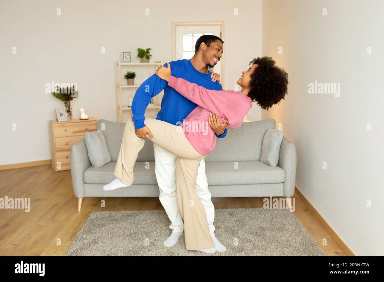 Allegro Coppia Nera condividere la loro danza godendo momenti del fine settimana al coperto Foto Stock