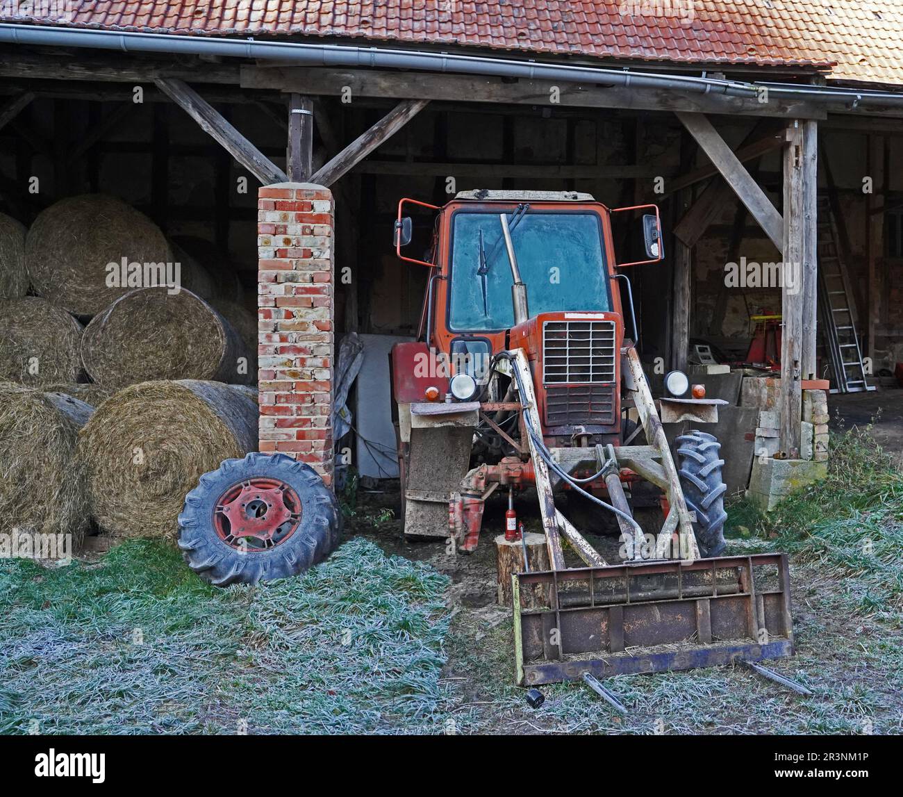 Vecchio trattore presso il mulino Amtsschreiber di Eisenberg Foto Stock