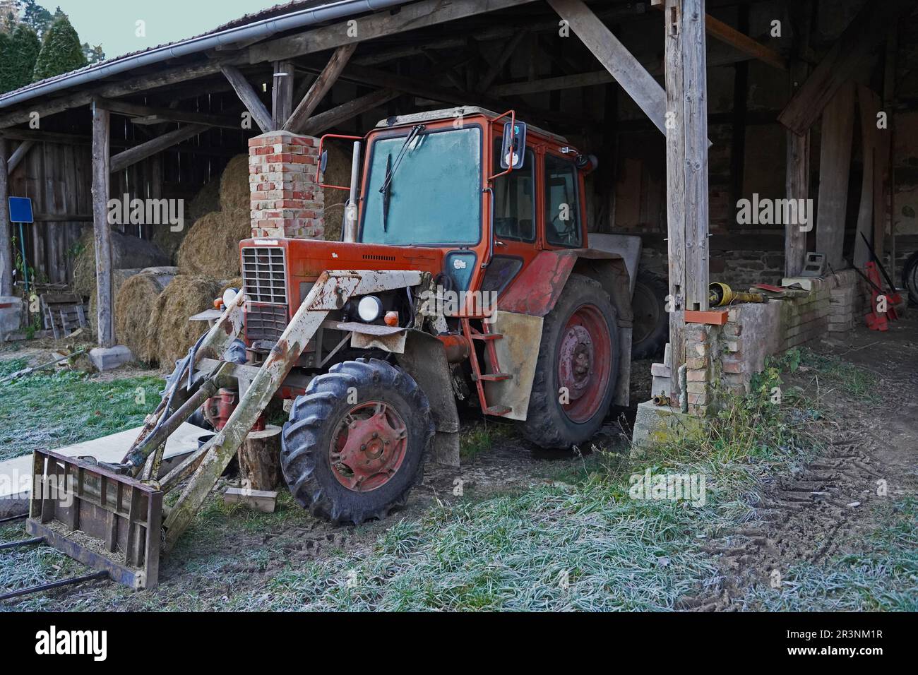 Vecchio trattore presso il mulino Amtsschreiber di Eisenberg Foto Stock