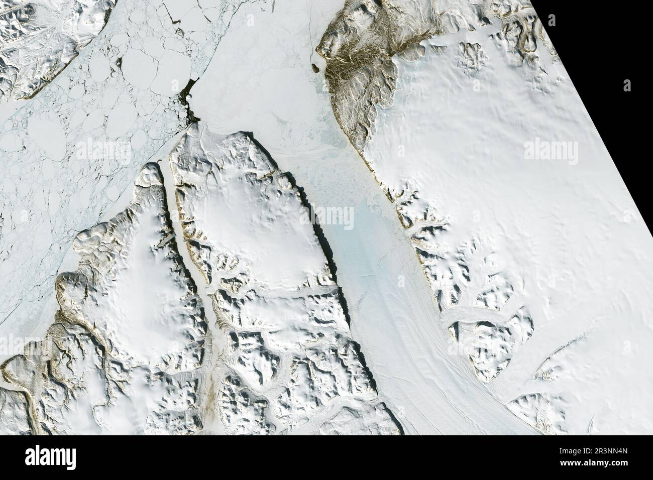 14 maggio 2023, Groenlandia, nel 2017, si formò una frattura vicino ad un canale di ruscello che si snoda lungo la superficie del ghiacciaio. Da allora, la 'nuova' spaccatura è convergente con una spaccatura più vecchia. Le fratture fuse sono visibili in questa immagine dettagliata della lingua di ghiaccio galleggiante, acquisita il 14 maggio 2023, con l'Operational Land Imager (oli) su Landsat 8. Resta da vedere se la frattura alla fine crescerà attraverso la larghezza del ghiacciaio e rilascerà un altro grande iceberg. Il ghiacciaio Petermann è uno dei più grandi ghiacciai marini della Groenlandia. Come la maggior parte dei ghiacciai che scaricano ghiaccio nell'oceano, Petermann Foto Stock