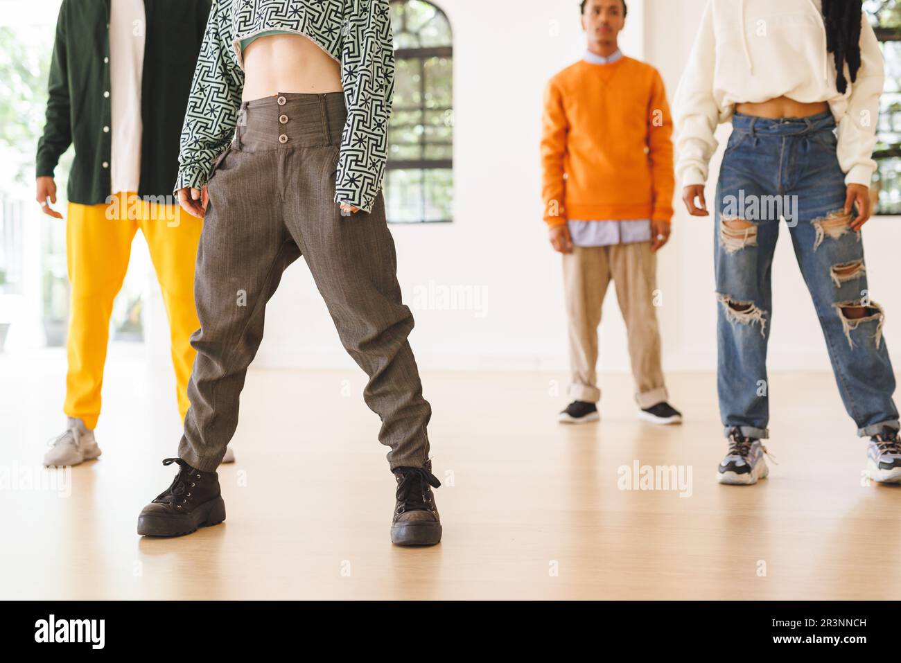 Immagine di diverse ballerine hip hop femminili e maschili durante l'allenamento in discoteca Foto Stock