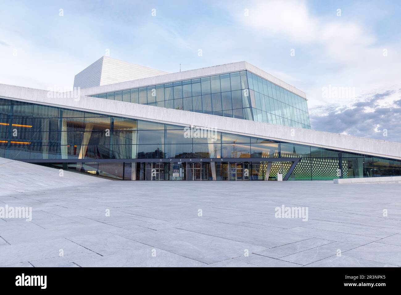 Oslo, Norvegia - 2023 maggio: L'ingresso all'iconico Teatro dell'Opera modernista di Oslo, Operaen, sede dell'Opera e del Balletto norvegesi. Foto Stock