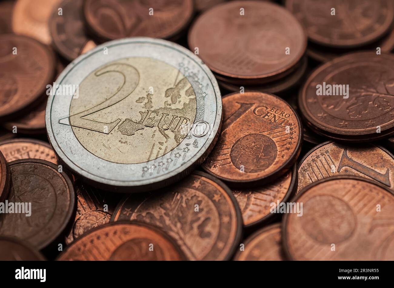 Molte monete da centesimo e 2 euro pezzo Foto Stock