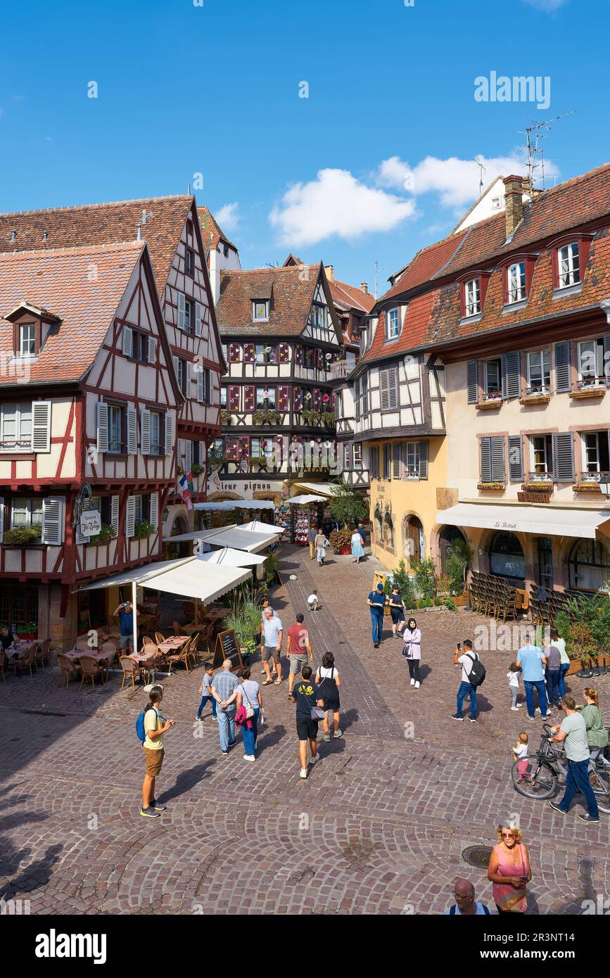 Turisti da tutto il mondo nella pittoresca città medievale vecchia di Colmar Foto Stock