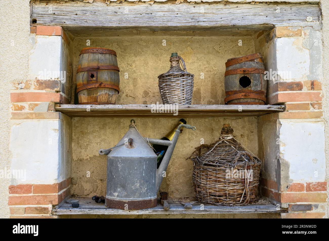 Vecchia attrezzatura per la produzione tradizionale di champagne spumante da uve chardonnay e Pinor noir a Epernay, Champagne, Francia Foto Stock