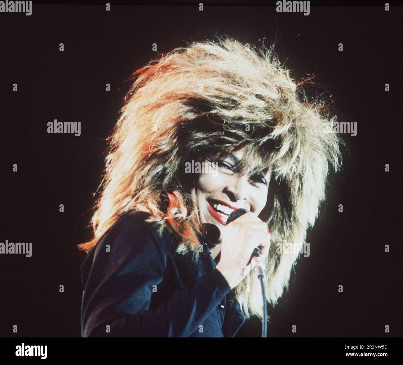 Foto del file datata 01/06/87 della cantante americana Tina Turner in concerto in Scozia. La signora Turner, una delle voci più famose del rock che ha avuto successi tra cui Proud Mary e The Best, è morta all'età di 83 anni dopo una lunga malattia, il suo pubblicista ha raccontato all'agenzia di stampa PA. Data di emissione: Giovedì 25 maggio 2023. Foto Stock