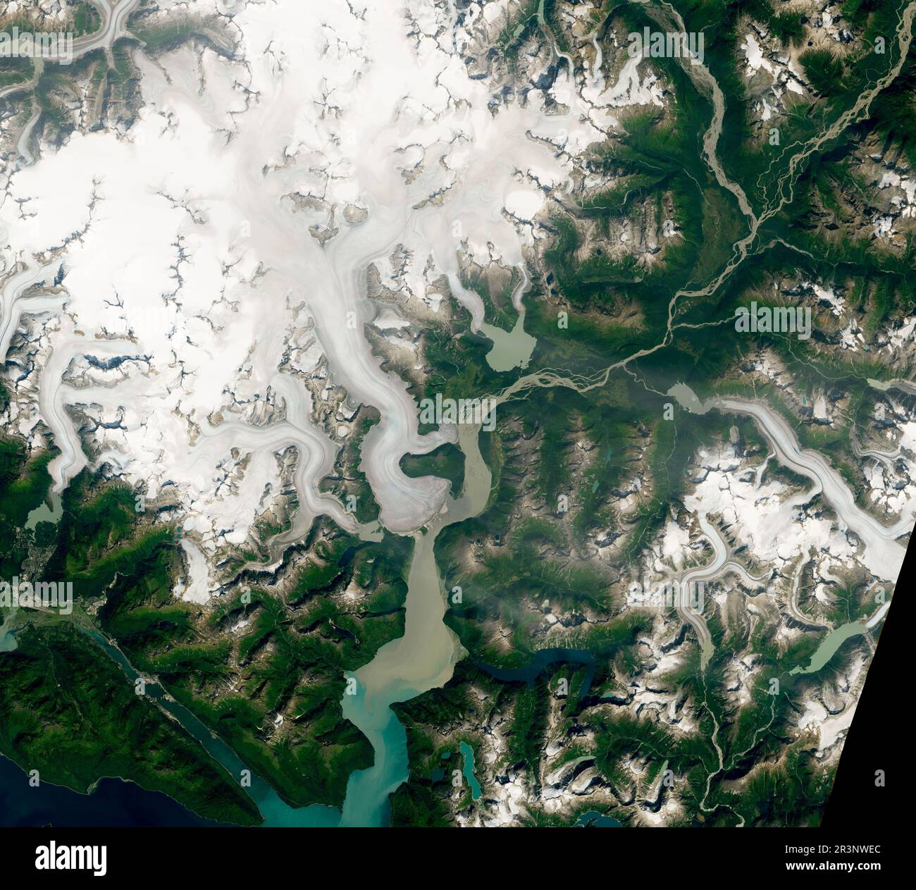 9 agosto 2019 - Alaska - da quasi quattro decenni, Mauri Pelto studia l'avanzamento e il ritiro dei ghiacciai di tutto il mondo. Li ha visti soccombere, uno per uno, all’aumento delle temperature. Dei 250 ghiacciai che ha osservato, tutti si erano ritirati (o accorciati) tranne uno: Il ghiacciaio Taku. Ora una nuova analisi mostra che Taku ha perso massa e si è Unito al resto dei ghiacciai in ritirata. Le immagini di colore naturale sopra mostrano il ghiacciaio il 20 agosto 2014 e il 9 agosto 2019. Le immagini sono state acquisite da Operational Land Imager su Landsat 8. Anche se sottili, i cambiamenti sono più visibili alla th Foto Stock