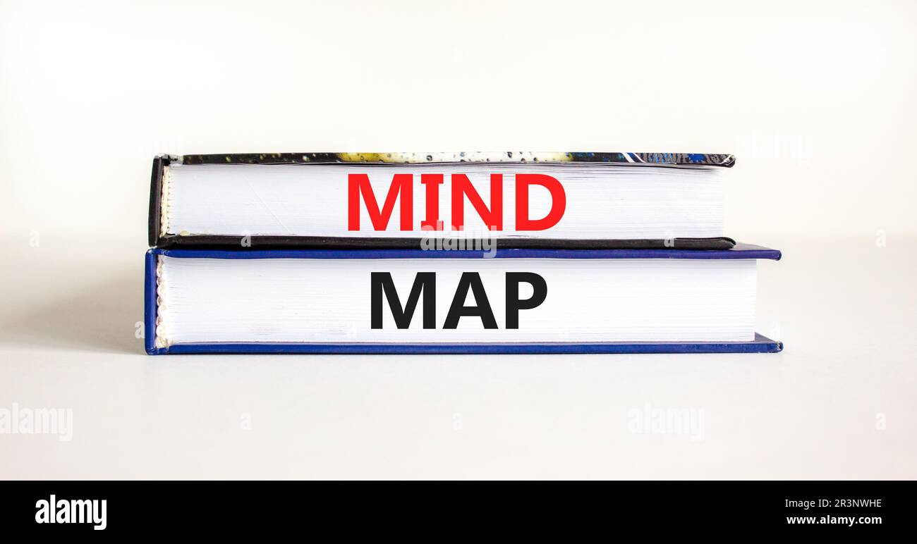 Simbolo della mappa mentale. Concetto parole mente mappa su bei libri su una bella tavola bianca sfondo bianco. Business, supporto, motivazione, psicologico A. Foto Stock