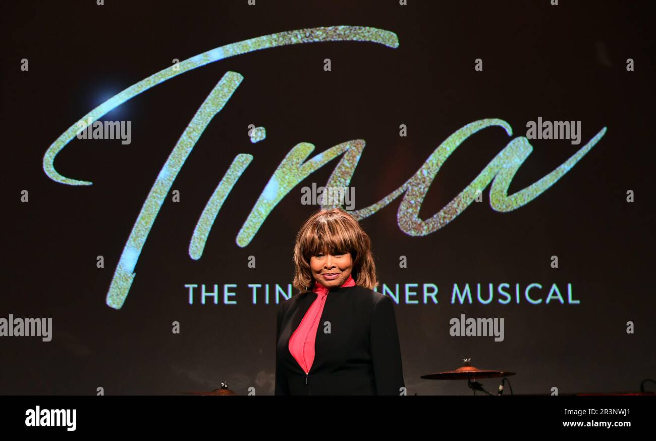 Foto del file datata 17/10/17 di Tina Turner che frequenta la fotocall all'Hospital Club di Londra, per il musical del West End Tina, basato sulla sua musica. La signora Turner, una delle voci più famose del rock che ha avuto successi tra cui Proud Mary e The Best, è morta all'età di 83 anni dopo una lunga malattia, il suo pubblicista ha raccontato all'agenzia di stampa PA. Data di emissione: Giovedì 25 maggio 2023. Foto Stock