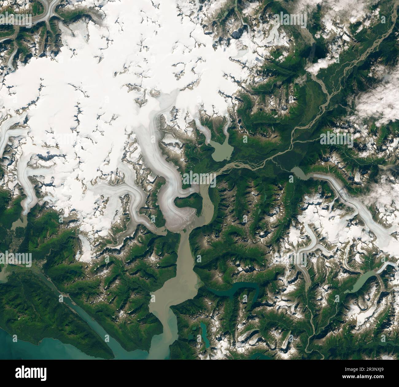 20 agosto 2014 - Alaska - da quasi quattro decenni, Mauri Pelto studia l'avanzamento e il ritiro dei ghiacciai di tutto il mondo. Li ha visti soccombere, uno per uno, all’aumento delle temperature. Dei 250 ghiacciai che ha osservato, tutti si erano ritirati (o accorciati) tranne uno: Il ghiacciaio Taku. Ora una nuova analisi mostra che Taku ha perso massa e si è Unito al resto dei ghiacciai in ritirata. Le immagini di colore naturale sopra mostrano il ghiacciaio il 20 agosto 2014 e il 9 agosto 2019. Le immagini sono state acquisite da Operational Land Imager su Landsat 8. Anche se sottile, i cambiamenti sono più visibili a t Foto Stock