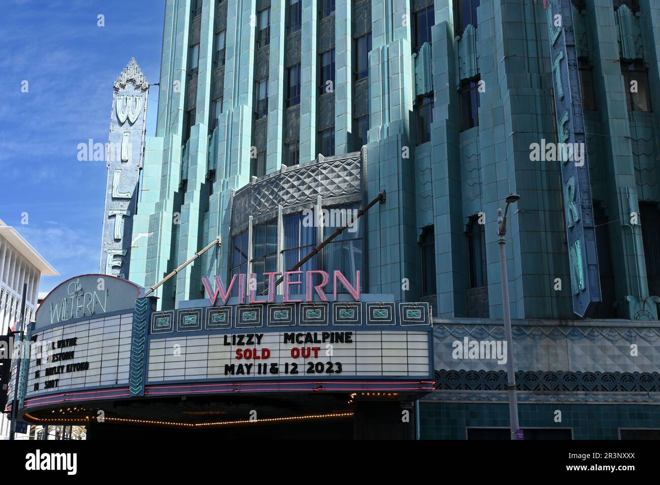 LOS ANGELES, CALIFORNIA - 12 MAGGIO 2023: Il padiglione del Wiltern Theatre sull'iconico edificio art deco di Wilshire Boulevard. Foto Stock