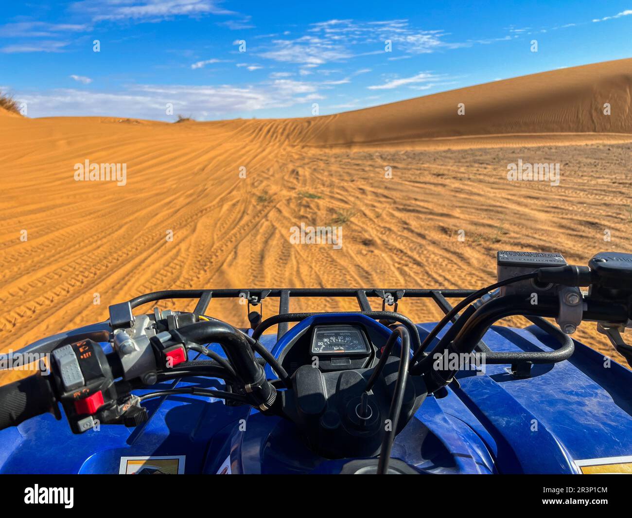 Vista delle dune del deserto del Sahara da un quad blu Foto Stock