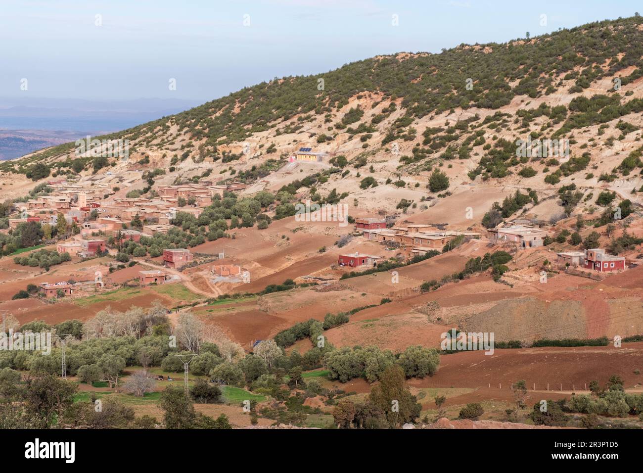Vista panoramica delle montagne dell'Atlante in Marocco e delle sue strade curve Foto Stock