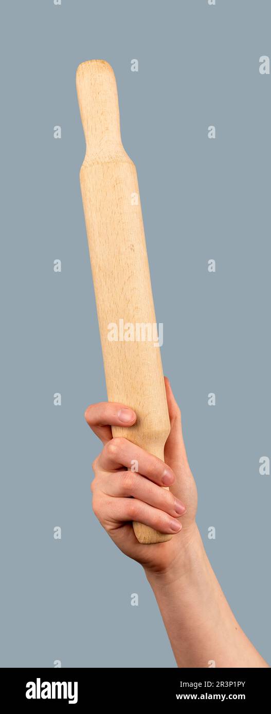 Spilla in legno, rullo per pasta in mano. Utensile da cucina in legno isolato su bianco. Foto Stock