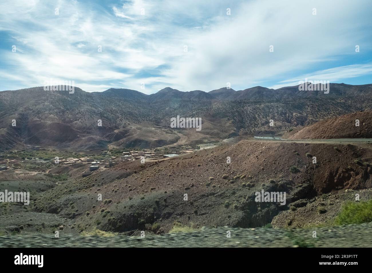 Vista panoramica delle montagne dell'Atlante in Marocco e delle sue strade curve Foto Stock