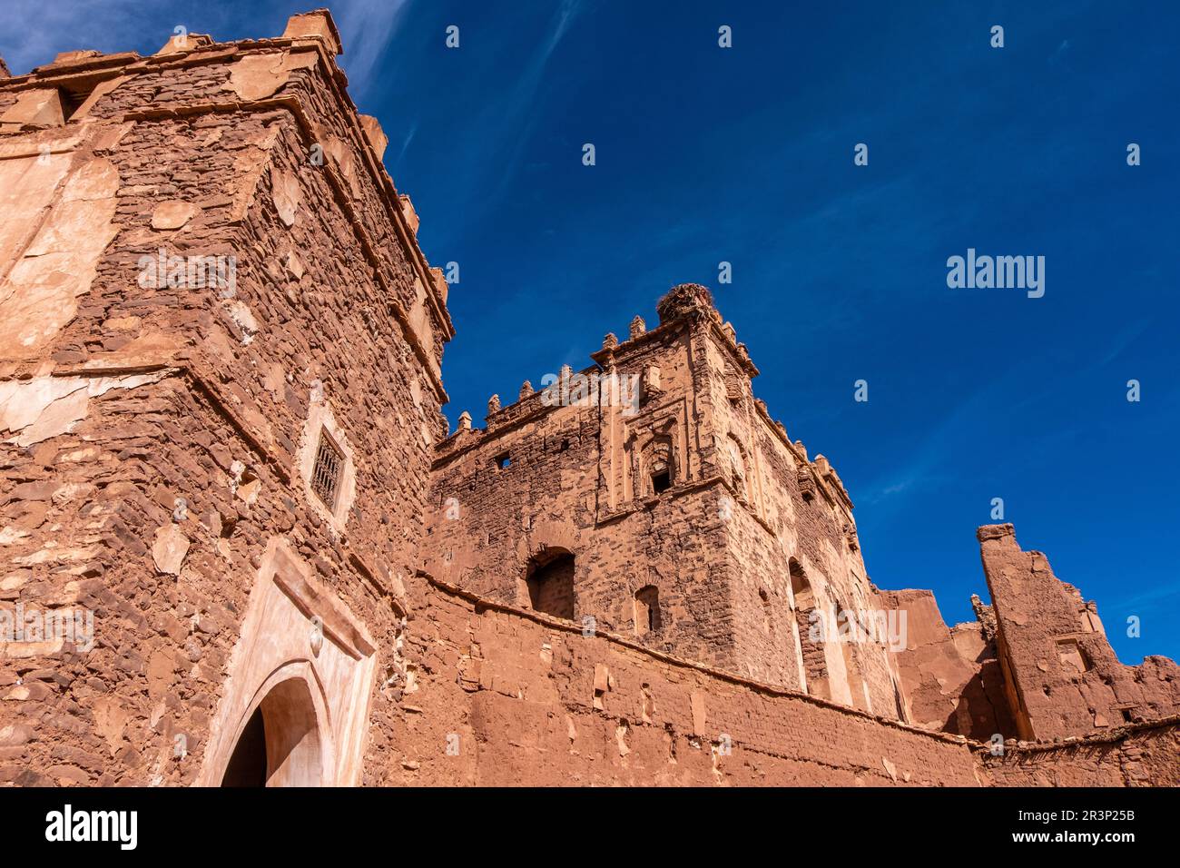 Una vecchia kasbah nel mezzo di un tradizionale villaggio berbero Foto Stock