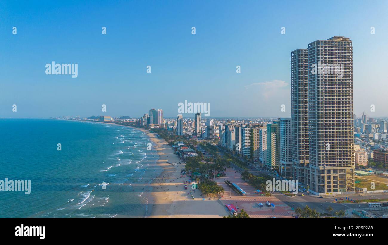 Vista aerea del tramonto sulla costa di da Nang. Spiaggia di My Khe con alti hotel e grattacieli sulla spiaggia di sabbia dorata Foto Stock