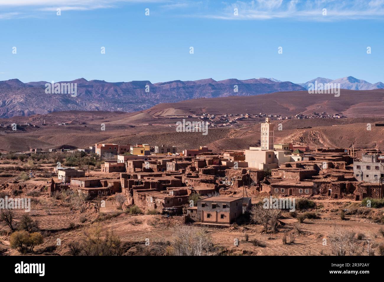 Una vecchia kasbah nel mezzo di un tradizionale villaggio berbero Foto Stock