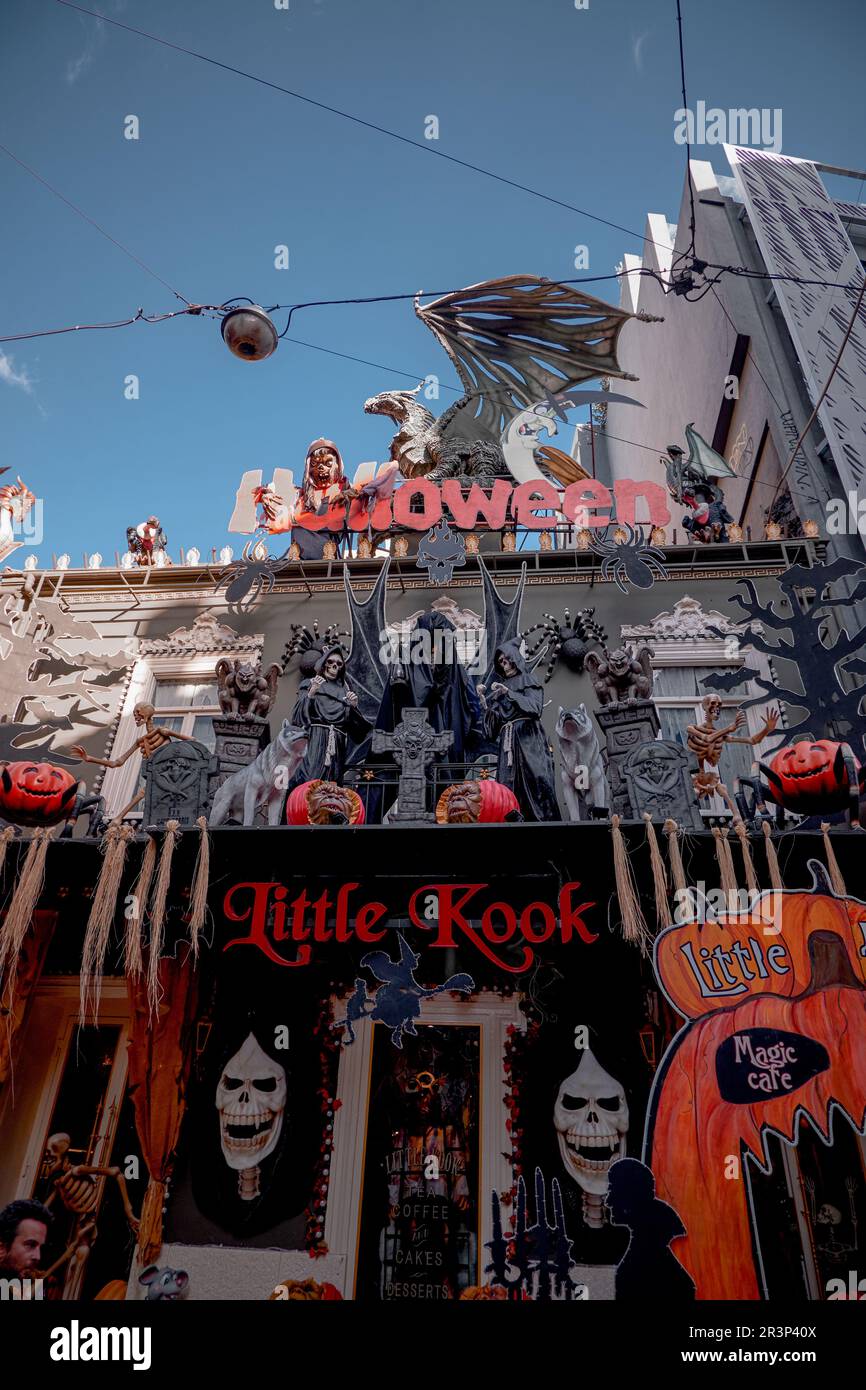 Caffè con decorazioni di Halloween in un piccolo vicolo - attrazione turistica ad Atene, Grecia Foto Stock
