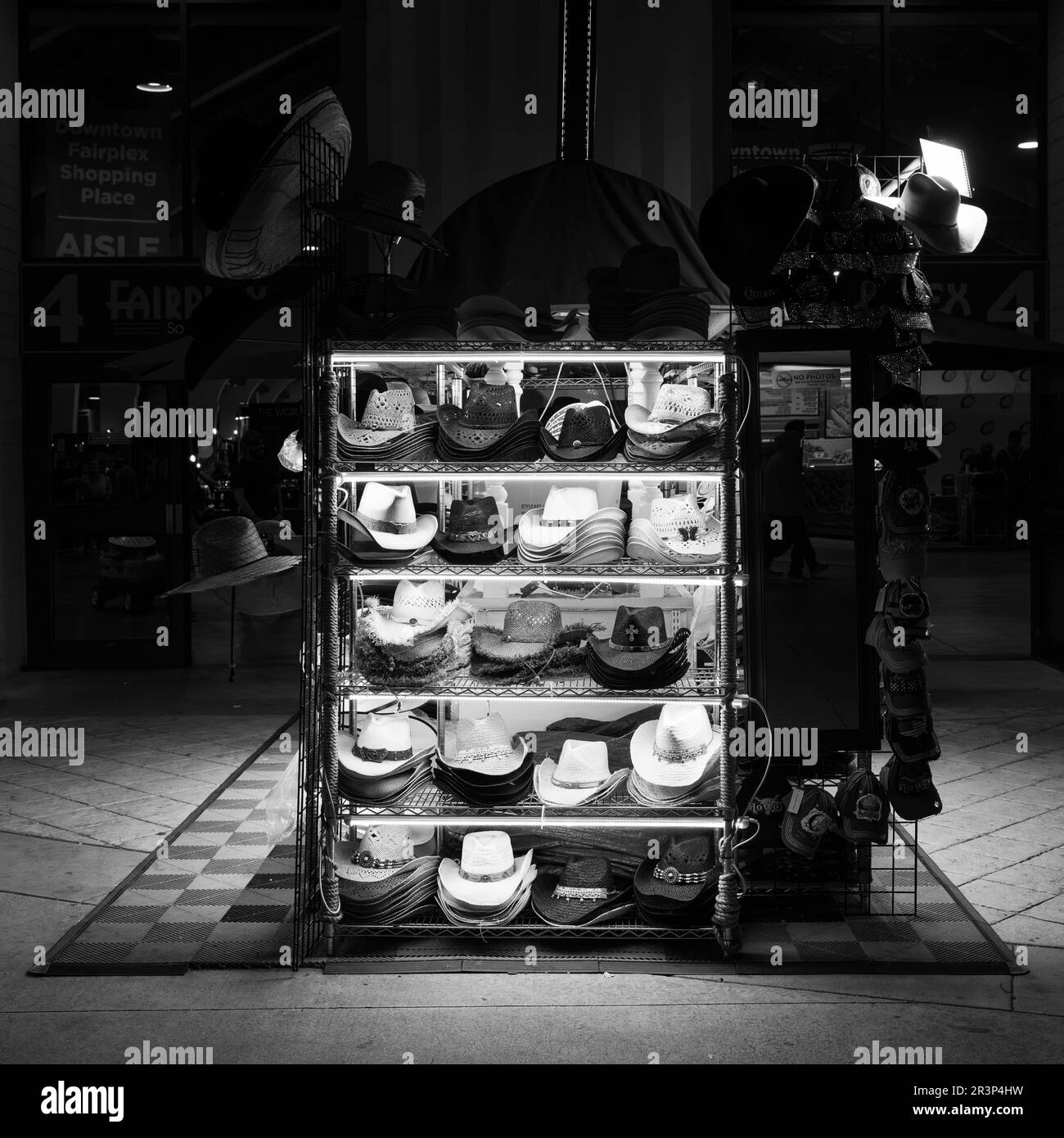 Rack per espositori di vendita Cowboy Hat illuminato di notte - Bianco e nero Foto Stock