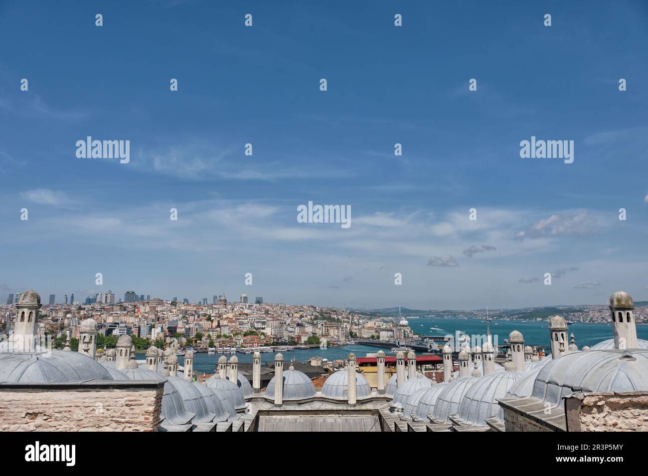 ISTANBUL, TURCHIA, 13 GENNAIO 2017: Vista panoramica di Halic (Corno d'Oro) e del Ponte Galata dalla terrazza della Moschea Suleymaniye. Foto Stock
