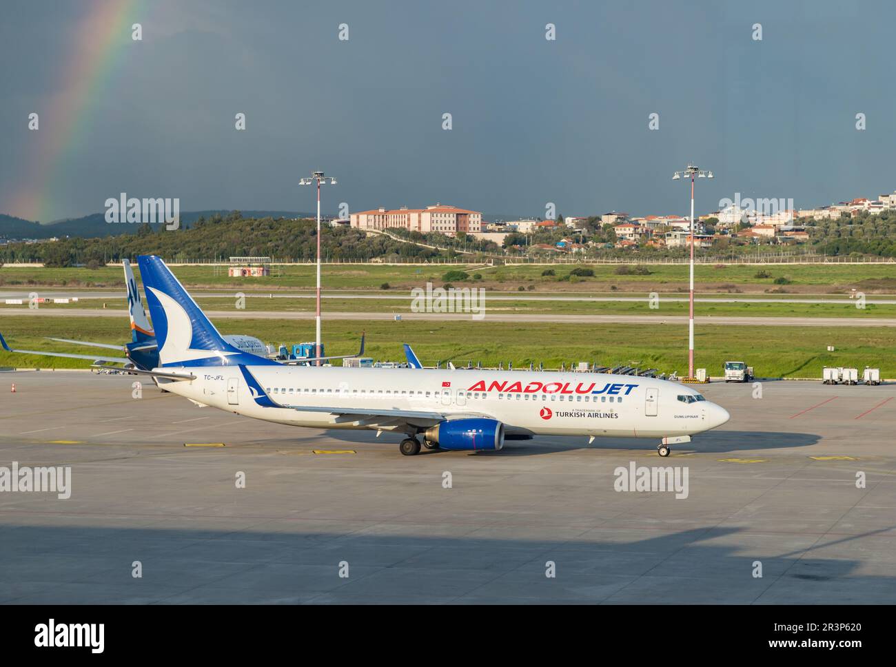 Un'immagine di un aereo AnadoluJet e di un arcobaleno sul lato sinistro. Foto Stock