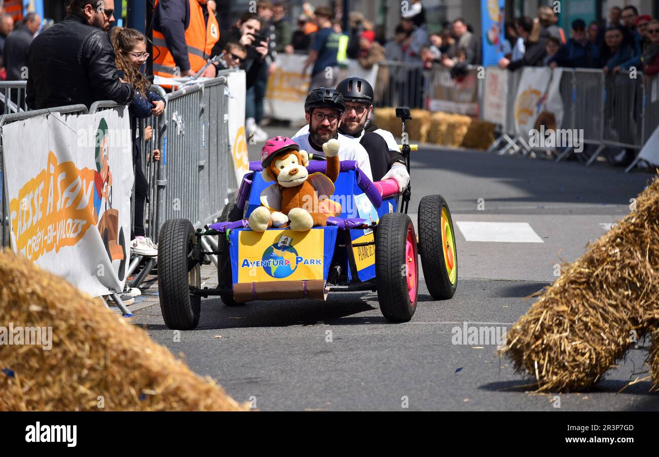 Seconda edizione di una corsa soapbox nel cuore del centro della città di Crépy-en-Valois. Scatola di sapone fatta in casa che precipita lungo il pendio della strada principale. Foto Stock