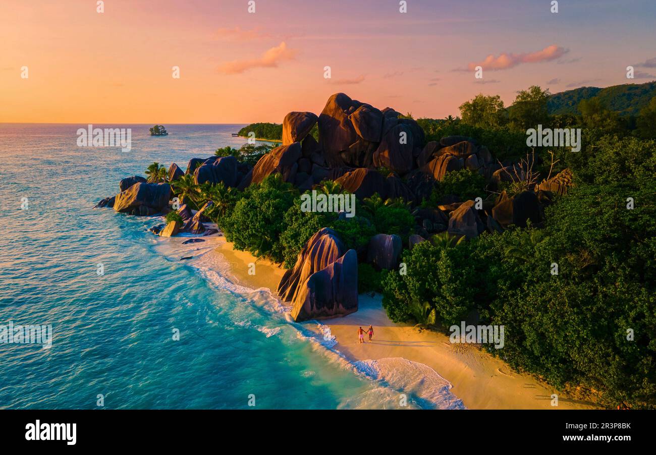Anse Source d'Argent, la Digue Seychelles, giovane coppia di uomini e donne su una spiaggia tropicale Foto Stock