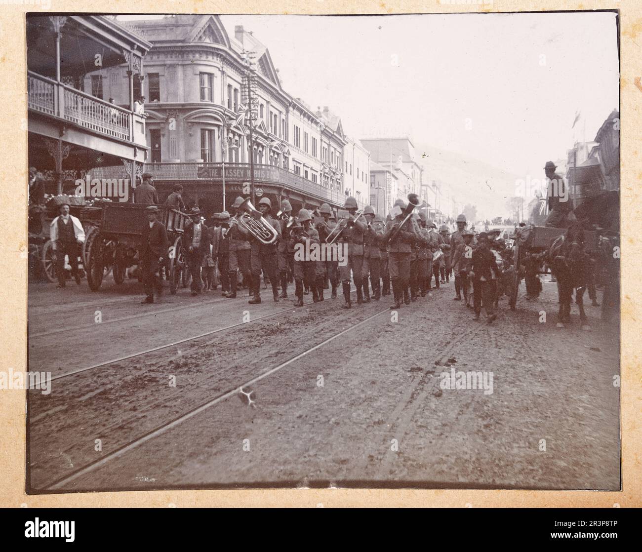 Cape Garrison Artillery banda militare marciando giù per strada, Città del Capo Sud Africa, seconda Guerra Boera, British Military History 1900, fotografia d'epoca Foto Stock