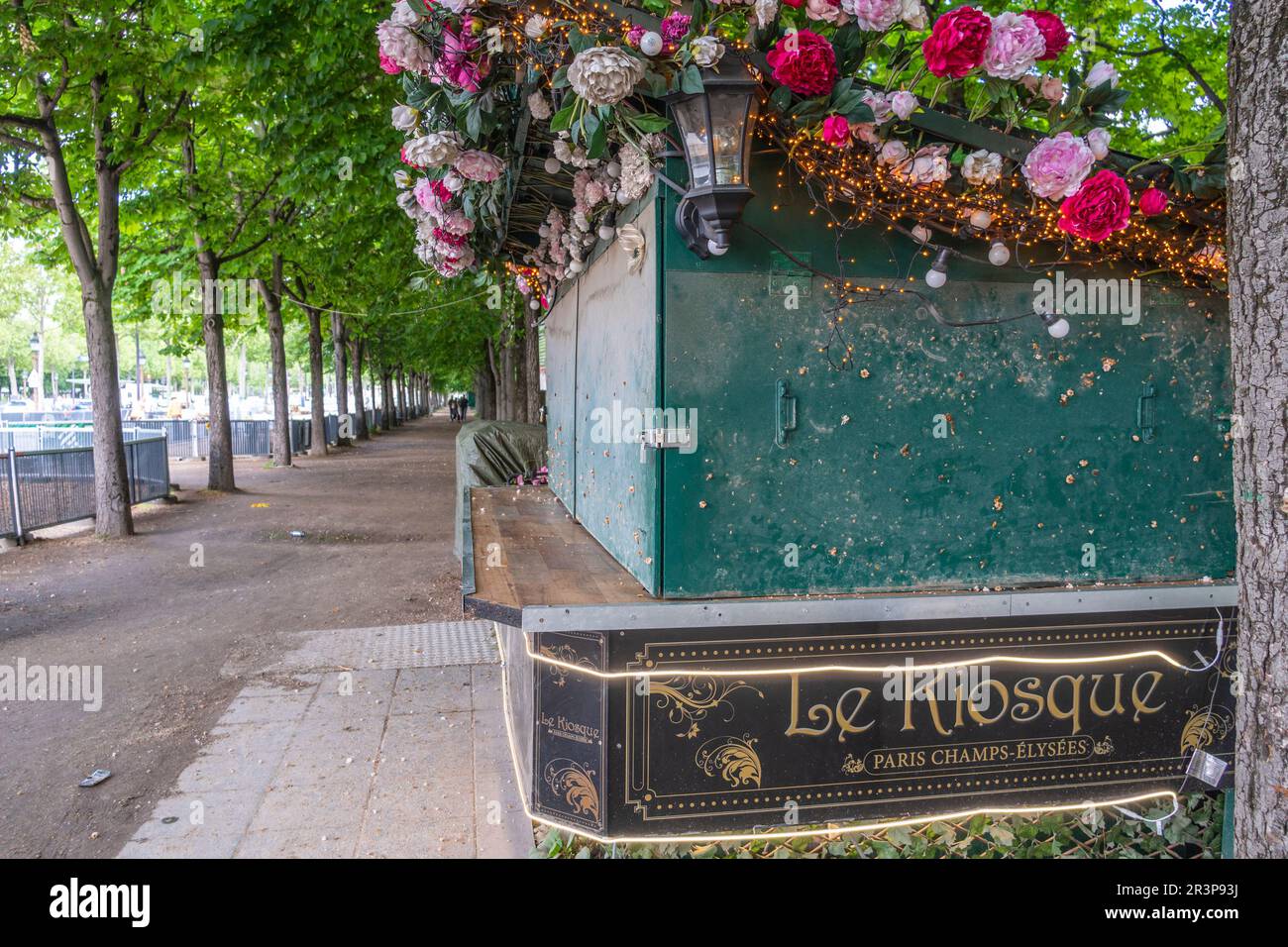 Parigi, Francia. Il chiosco presso gli Champs-Elysees avenue, prima dell'orario di apertura. Foto Stock