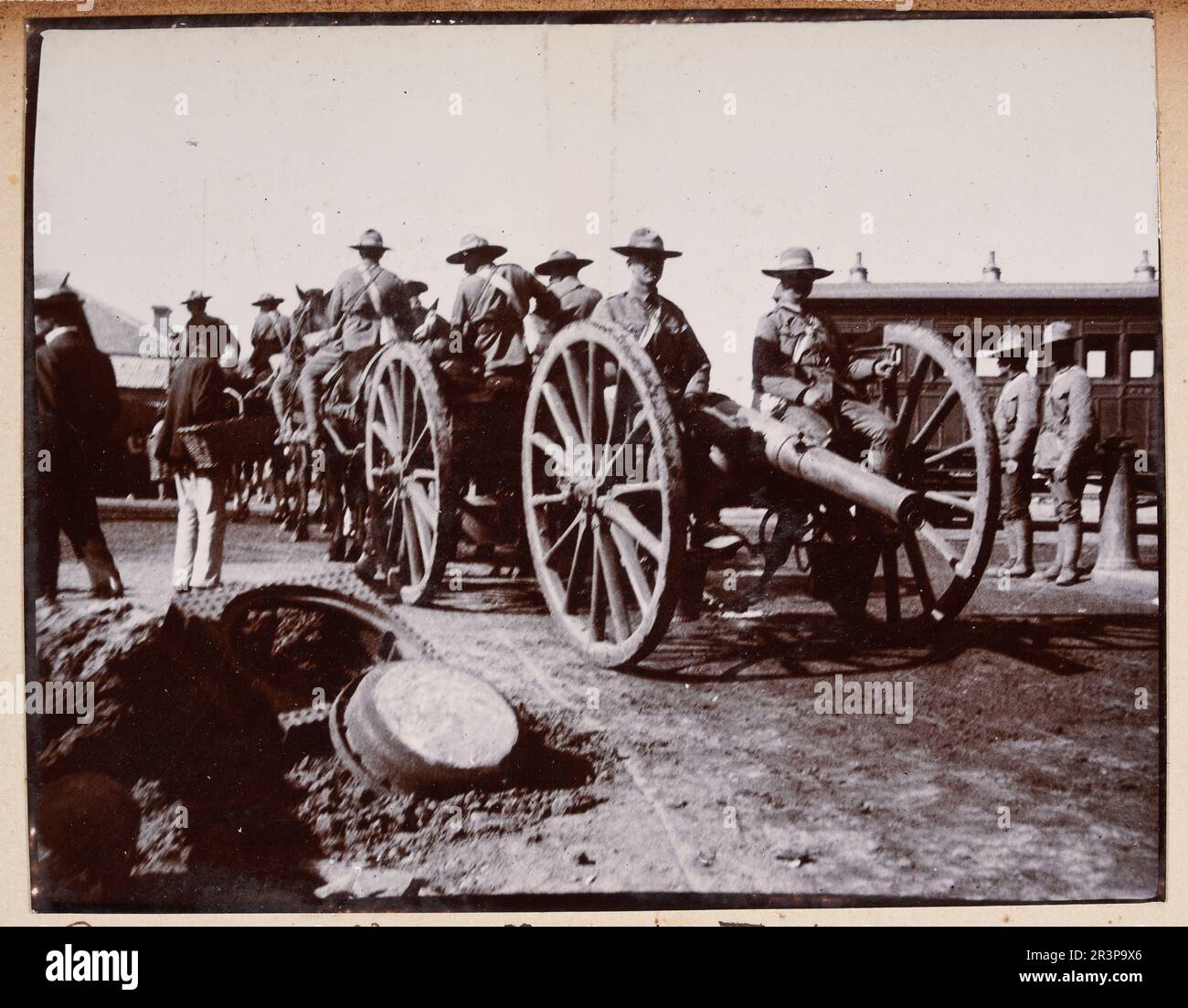 Artiglieria canadese fuori alla zia durante la seconda guerra del boer, Sudafrica, Soliders che cavalca sul cannone, storia militare 1900, fotografia vintage Foto Stock