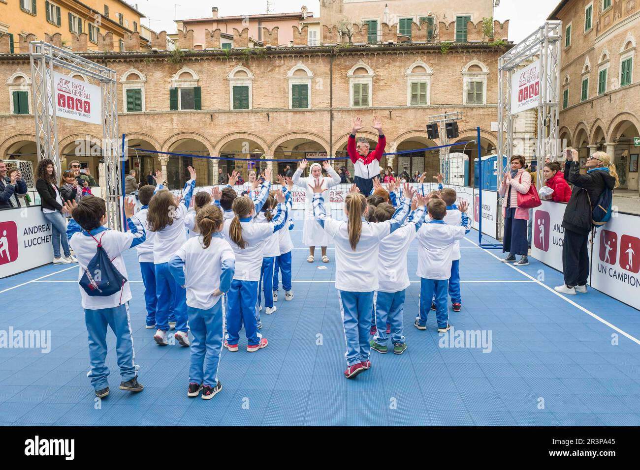 Oltre 500 bambini giocano con le quattro stelle dello sport english: Adriano Panatta, Francesco Graziani, Andrea Lucchetta e Juri Ceci. L'evento è Foto Stock