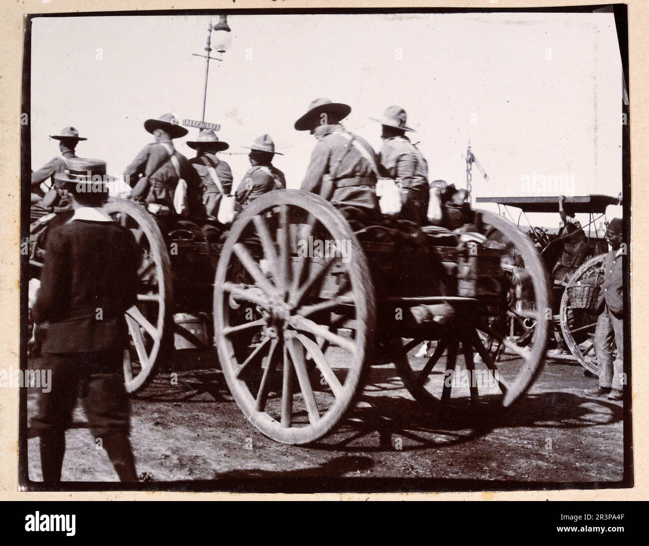 Artiglieria canadese fuori al fronte durante la seconda guerra del boer, Sudafrica, Soliders che cavalca la carrozza della pistola, storia militare 1900, fotografia vintage Foto Stock