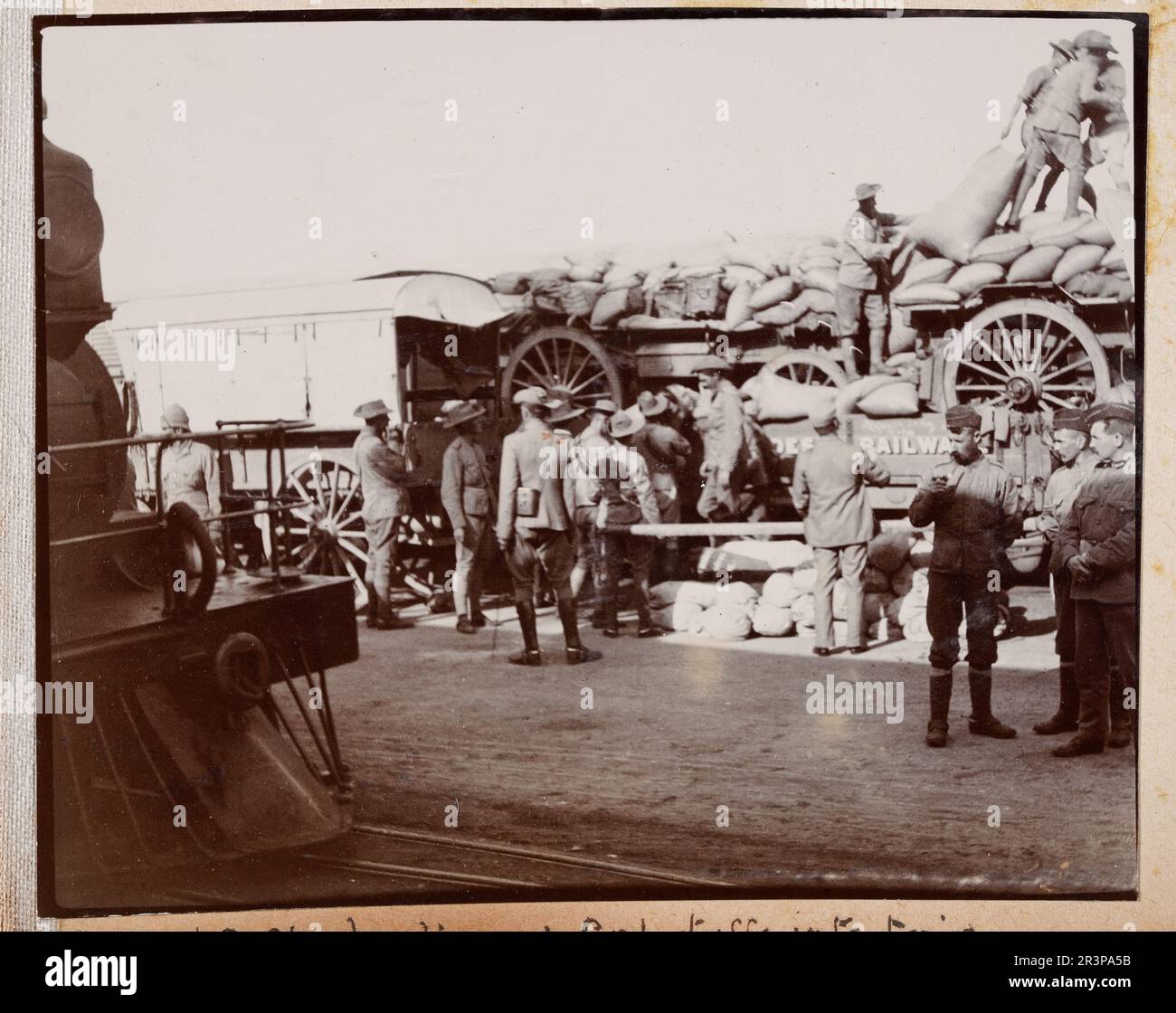 Imperial Light Horse sorvola caricando alimenti in treno, durante la seconda guerra del Boer, Sudafrica, Storia militare 1900, Fotografia vintage Foto Stock