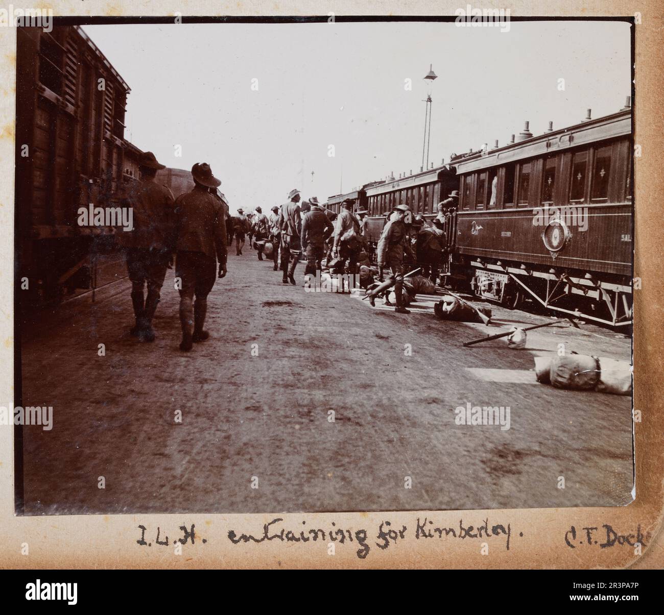 Imperial Light Horse sorvola il treno di noarding per Kimberley, durante la seconda guerra del Boer, Sud Africa, Storia militare 1900, Fotografia Vintage Foto Stock