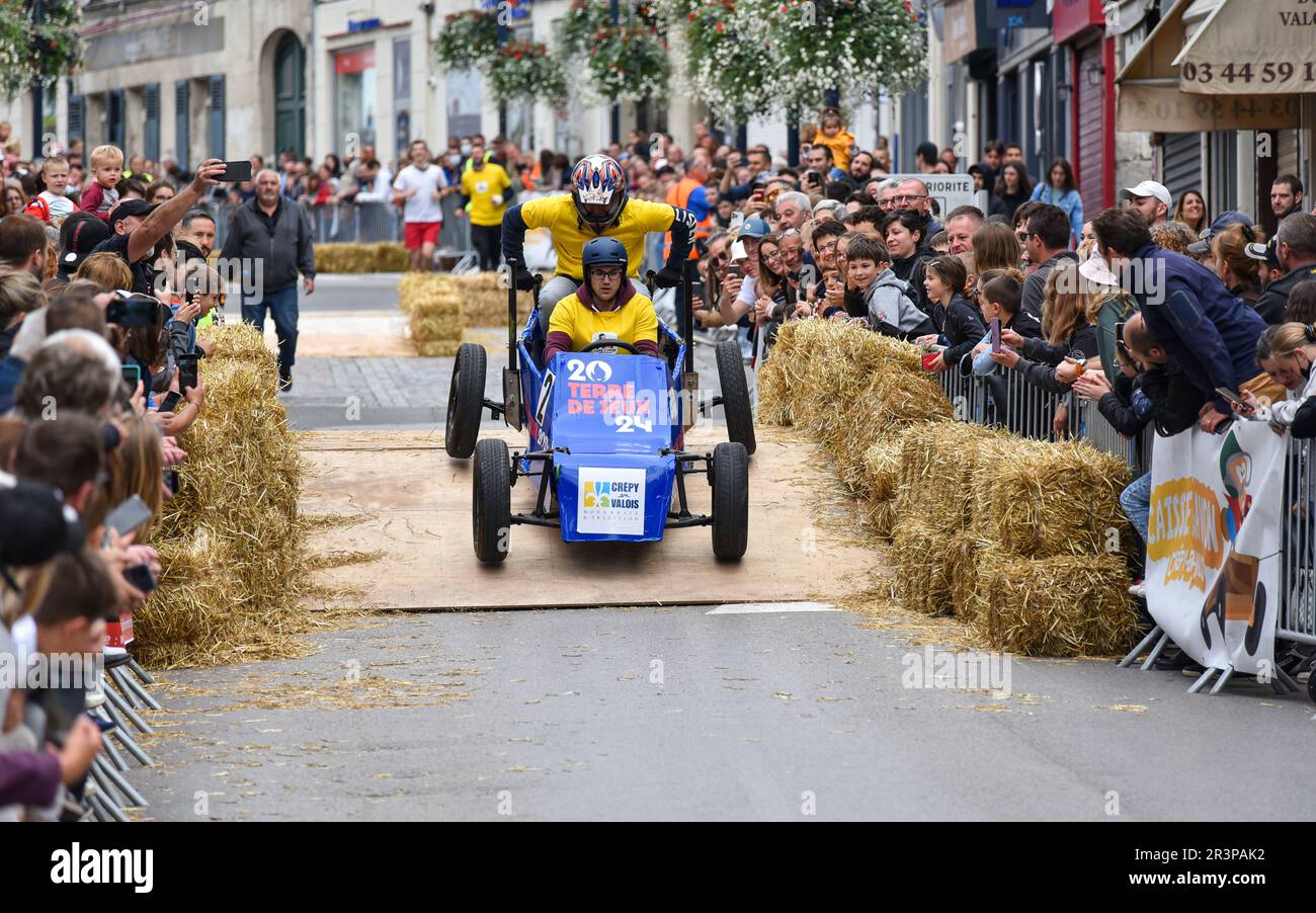 Prima edizione di una corsa libera soapbox nel cuore del centro della città di Crépy-en-Valois. Scatola di sapone fatta in casa che precipita lungo il pendio della strada principale. Foto Stock