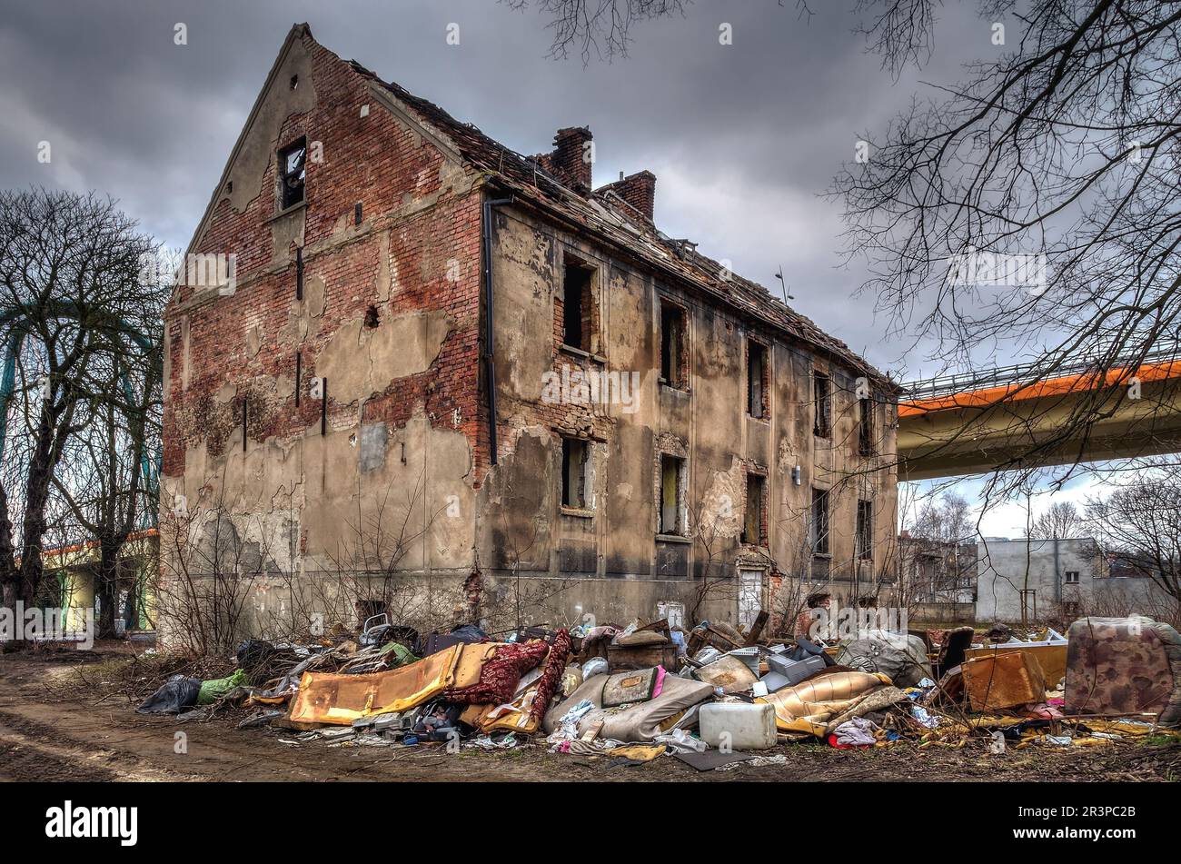 Vecchio edificio in rovina a Bydgoszcz, Polonia. A sinistra crolla casa, l'oggetto che cade in rovina è probabilmente abitato da persone senza tetto. Foto Stock