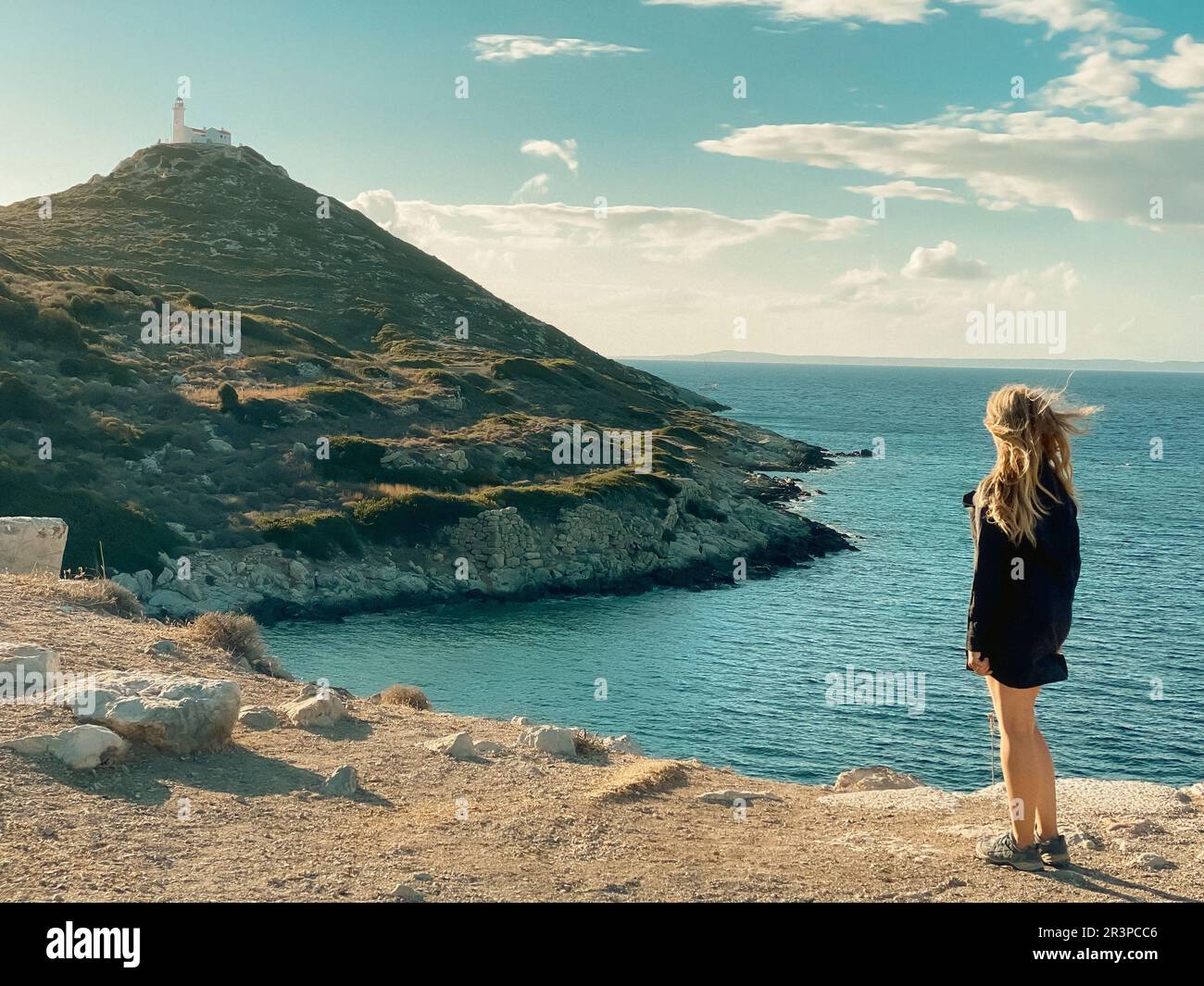 Ragazza sta viaggiando in Turchia. Vista del faro nell'antica città di Knidos. Foto Stock