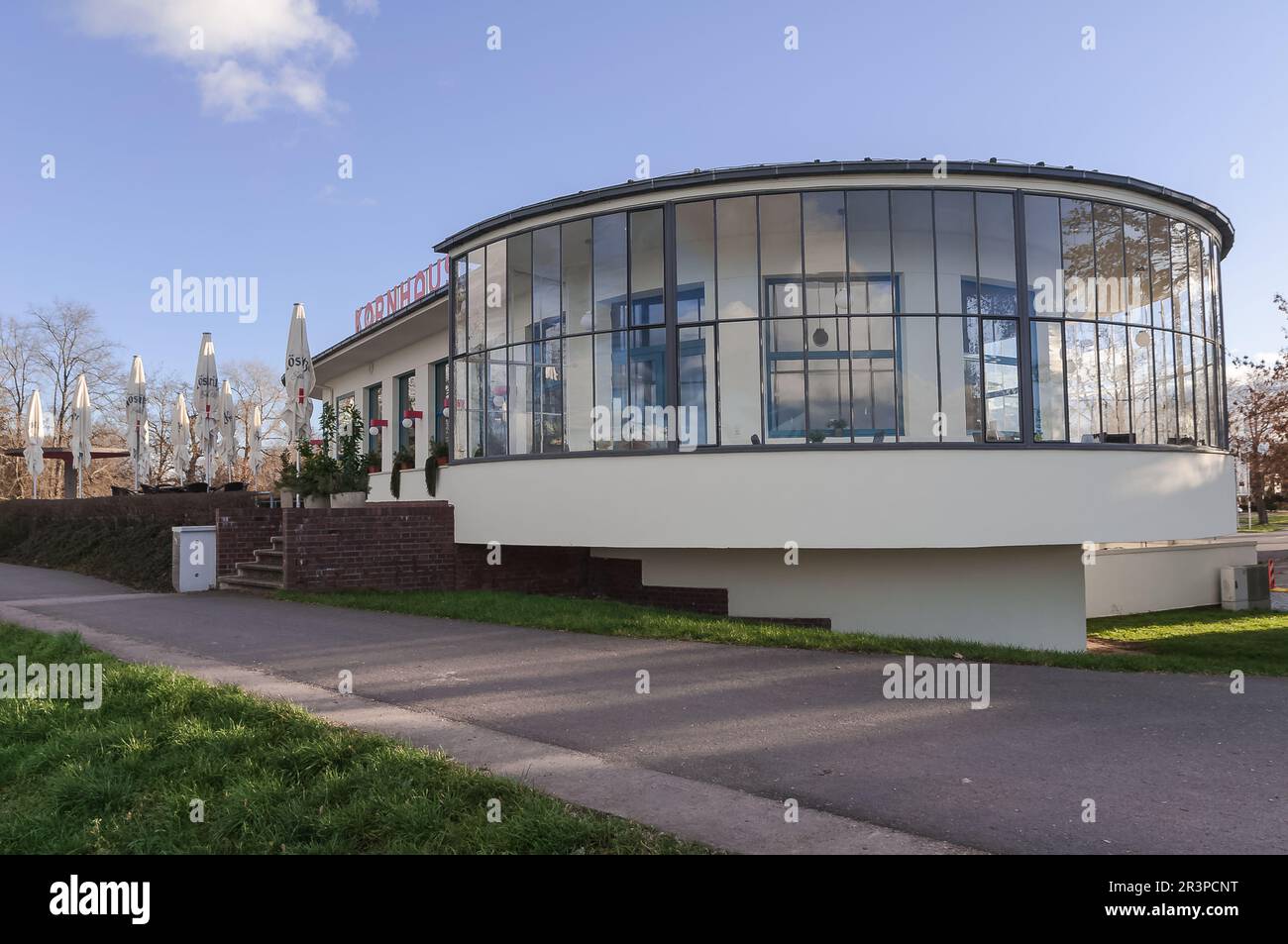 Germania, Dessau: Kornhaus at Elbe River è un ristorante popolare per i turisti. Il Bauhaus bianco Foto Stock