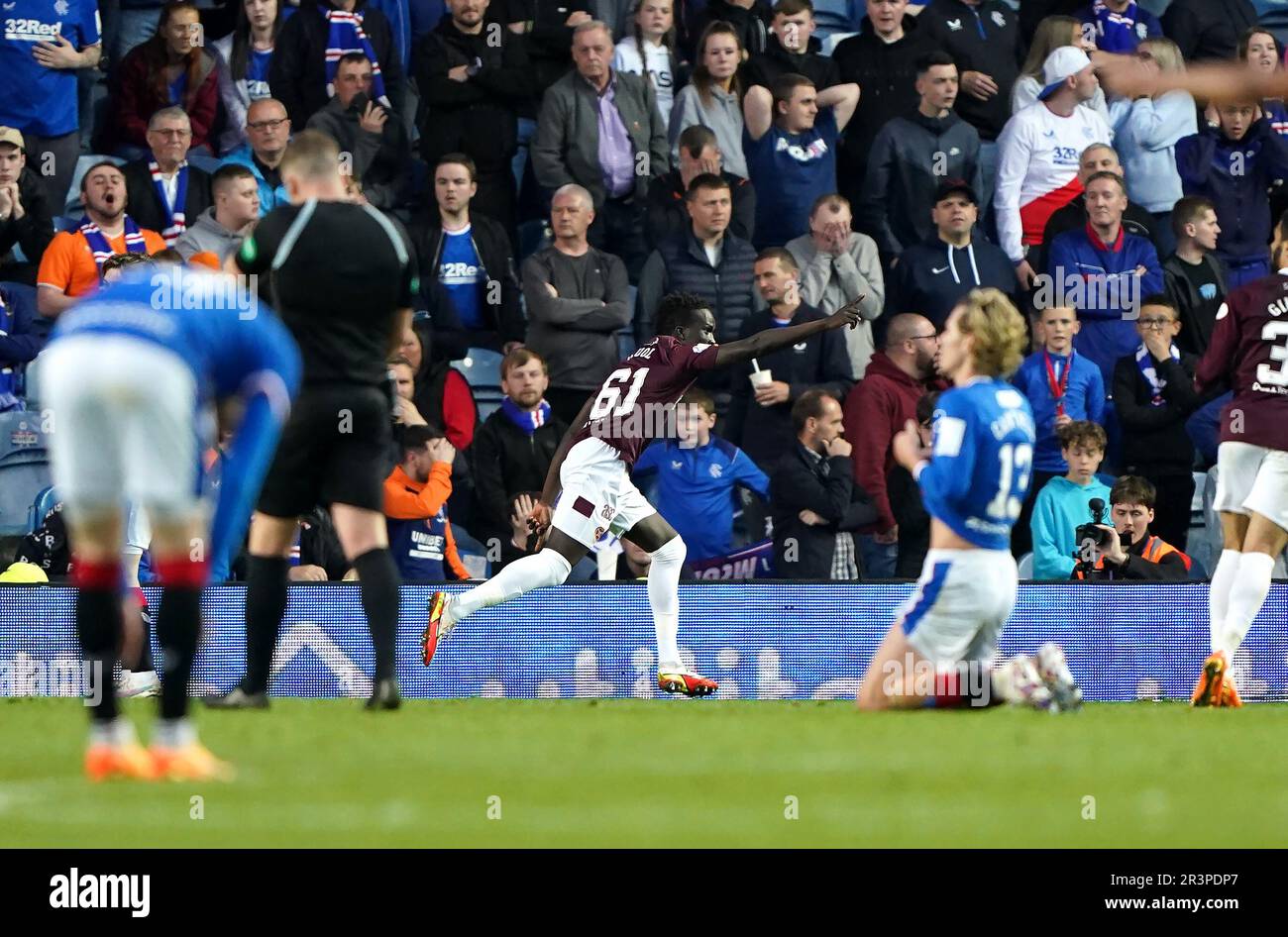 Il centro di Garang Kuol, il cuore del Midlothian, celebra il secondo gol del loro fianco durante la partita Cinch Premiership allo stadio Ibrox di Glasgow. Data immagine: Mercoledì 24 maggio 2023. Foto Stock