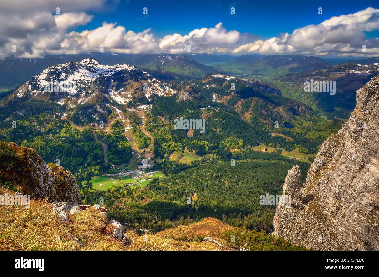 Paesaggio montano in Austria. Vista dalla cima del Loser sulle cime, scogliera rocciosa e villaggio nella verde valle, Montagne morte (Totes Gebirge), gruppo di mesi Foto Stock