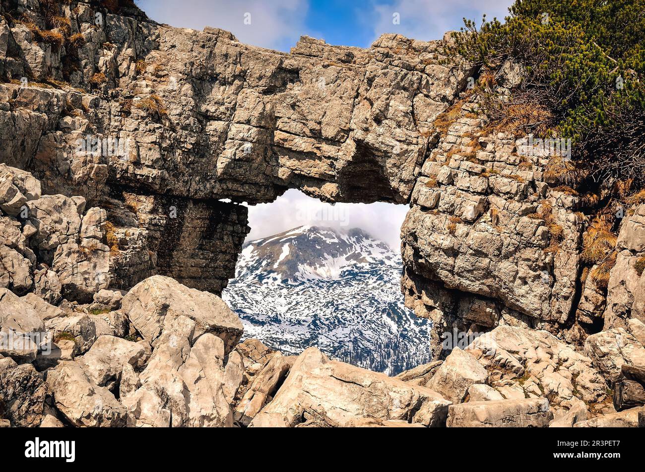 Arco roccioso nelle Alpi austriache. Vista sulle montagne dalla finestra rocciosa nella vetta del Loser, le montagne morte (Totes Gebirge) nelle Alpi austriache. Foto Stock