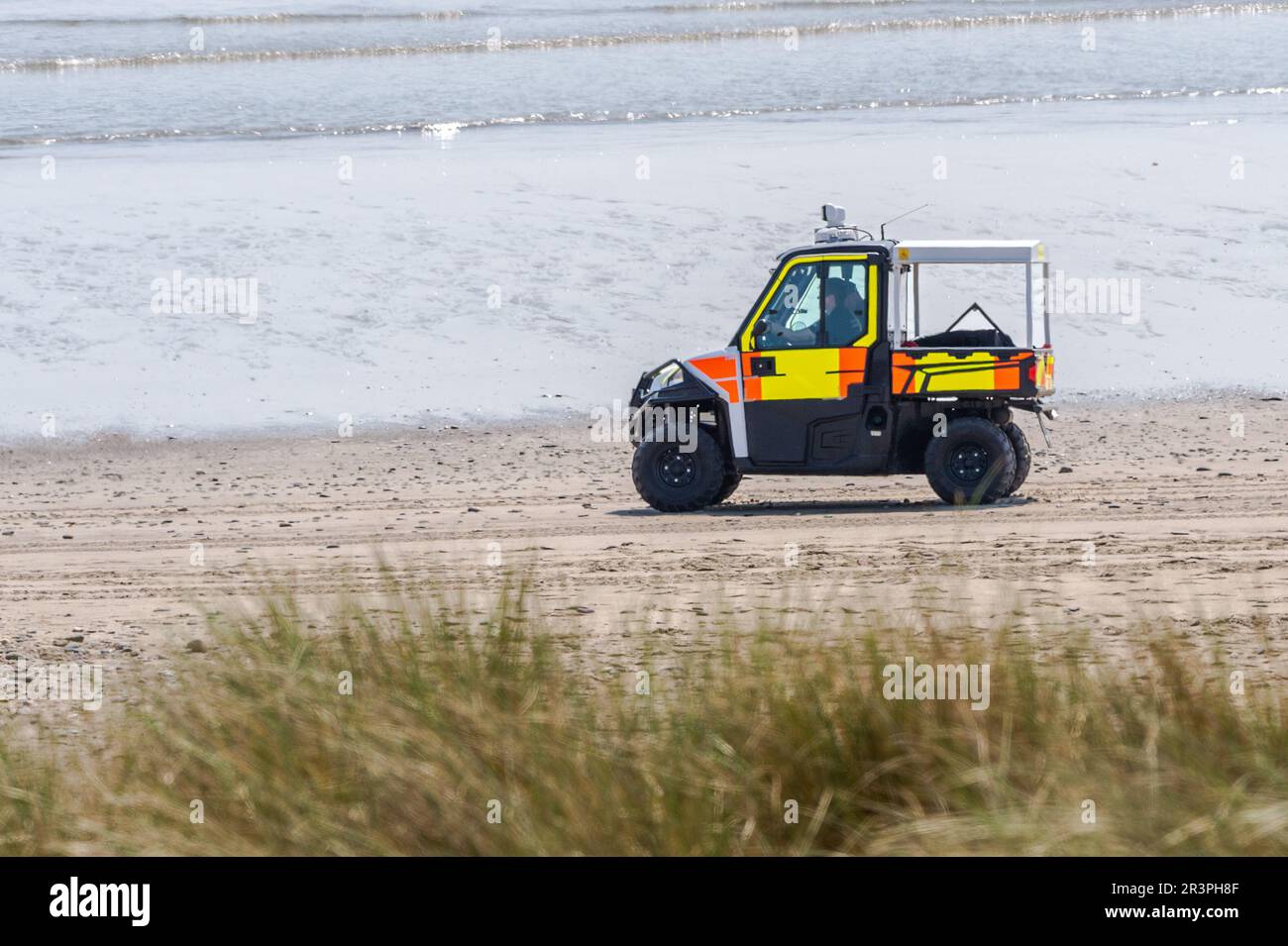 Long Strand, West Cork, Irlanda. 24th maggio, 2023. Le unità di Gardai e della Guardia Costiera sono attualmente alla ricerca di una donna negli anni '40 che è andata perduta ieri sera nelle aree di Long Strand e Castlefreke di West Cork. West Cork Search and Rescue ha lanciato il SUO RIB e l'elicottero della Guardia Costiera è sulla scena alla ricerca della donna mancante. Credit: AG News/Alamy Live News Foto Stock