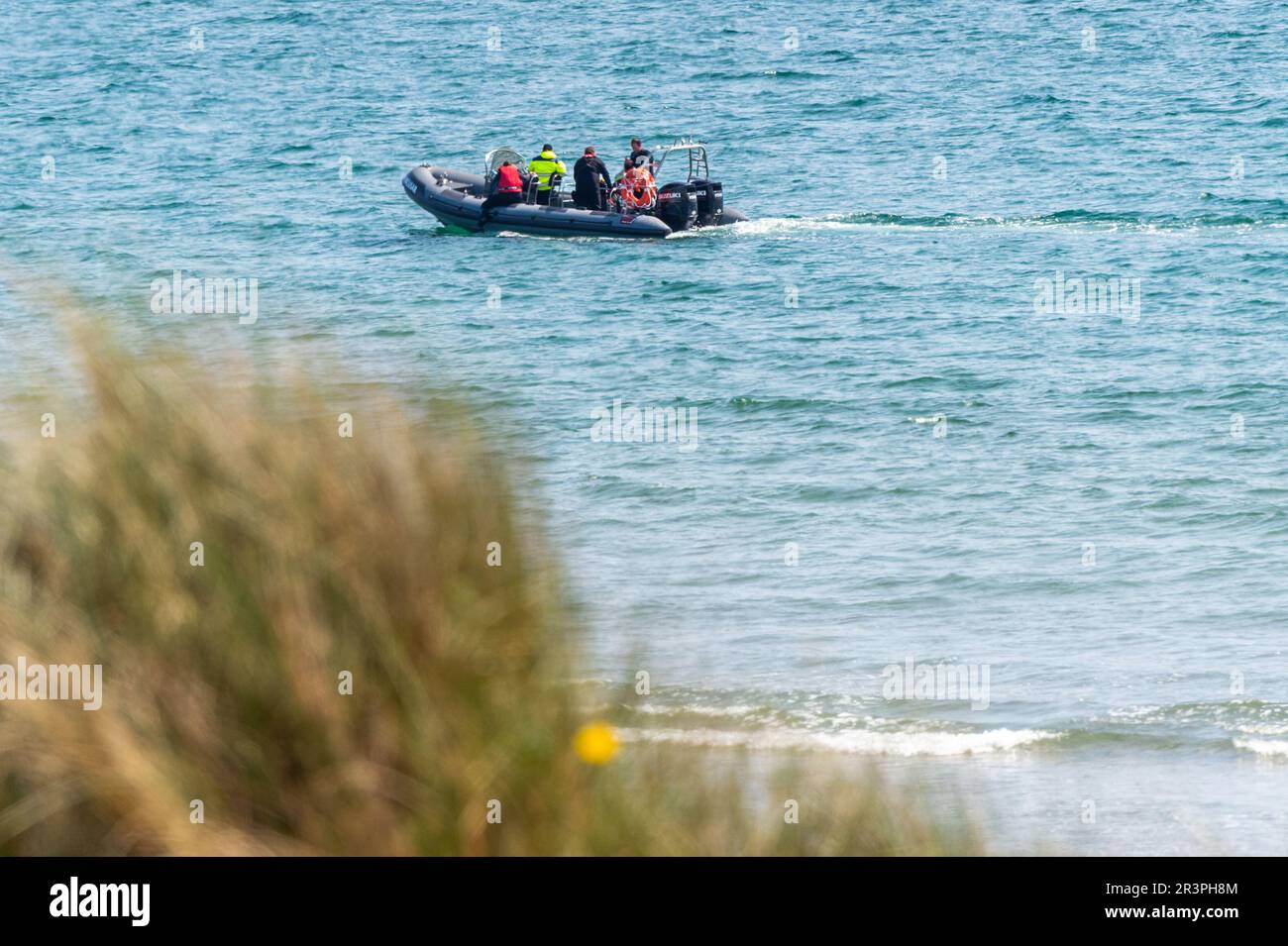 Long Strand, West Cork, Irlanda. 24th maggio, 2023. Le unità di Gardai e della Guardia Costiera sono attualmente alla ricerca di una donna negli anni '40 che è andata perduta ieri sera nelle aree di Long Strand e Castlefreke di West Cork. West Cork Search and Rescue ha lanciato il SUO RIB e l'elicottero della Guardia Costiera è sulla scena alla ricerca della donna mancante. Credit: AG News/Alamy Live News Foto Stock