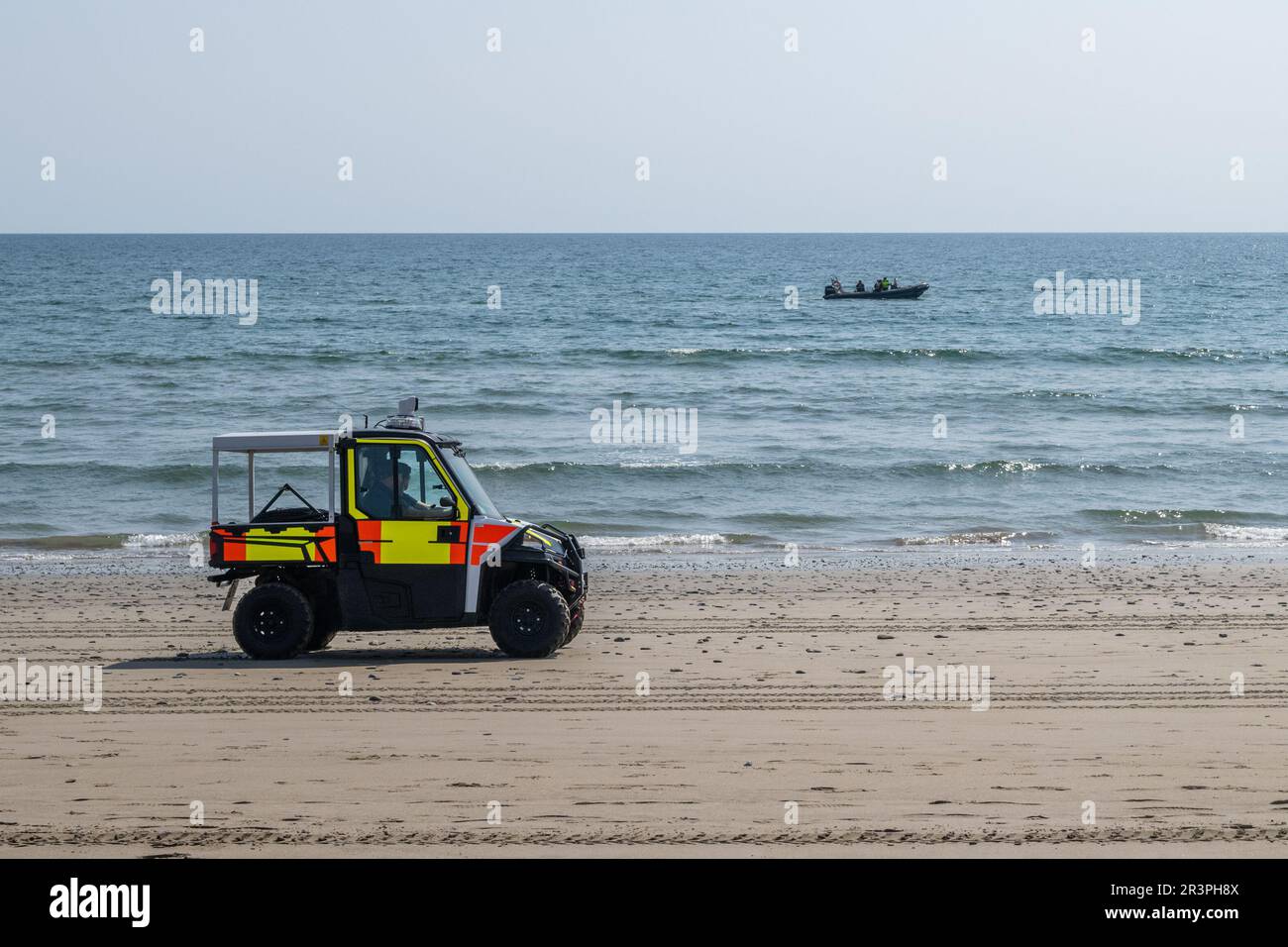 Long Strand, West Cork, Irlanda. 24th maggio, 2023. Le unità di Gardai e della Guardia Costiera sono attualmente alla ricerca di una donna negli anni '40 che è andata perduta ieri sera nelle aree di Long Strand e Castlefreke di West Cork. West Cork Search and Rescue ha lanciato il SUO RIB e l'elicottero della Guardia Costiera è sulla scena alla ricerca della donna mancante. Credit: AG News/Alamy Live News Foto Stock