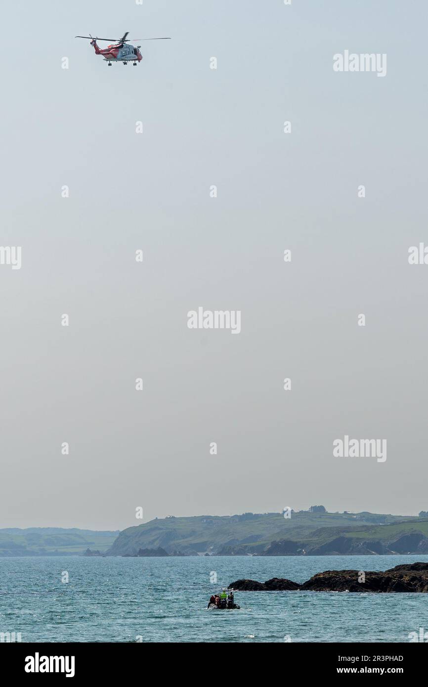 Long Strand, West Cork, Irlanda. 24th maggio, 2023. Le unità di Gardai e della Guardia Costiera sono attualmente alla ricerca di una donna negli anni '40 che è andata perduta ieri sera nelle aree di Long Strand e Castlefreke di West Cork. West Cork Search and Rescue ha lanciato il SUO RIB e l'elicottero della Guardia Costiera è sulla scena alla ricerca della donna mancante. Credit: AG News/Alamy Live News Foto Stock