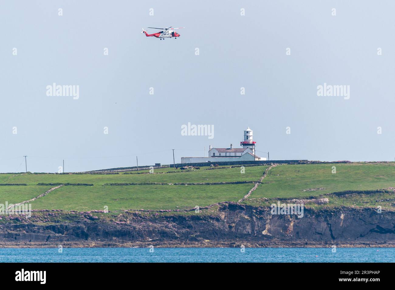 Long Strand, West Cork, Irlanda. 24th maggio, 2023. Le unità di Gardai e della Guardia Costiera sono attualmente alla ricerca di una donna negli anni '40 che è andata perduta ieri sera nelle aree di Long Strand e Castlefreke di West Cork. West Cork Search and Rescue ha lanciato il SUO RIB e l'elicottero della Guardia Costiera è sulla scena alla ricerca della donna mancante. Credit: AG News/Alamy Live News Foto Stock